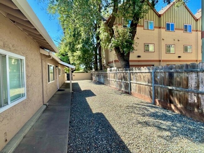 Building Photo - Available June 2026! Plus 1/2 off 1 month of rent! Nice home with private front yard