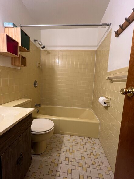 Bathroom (2) - 601 Davis Ave