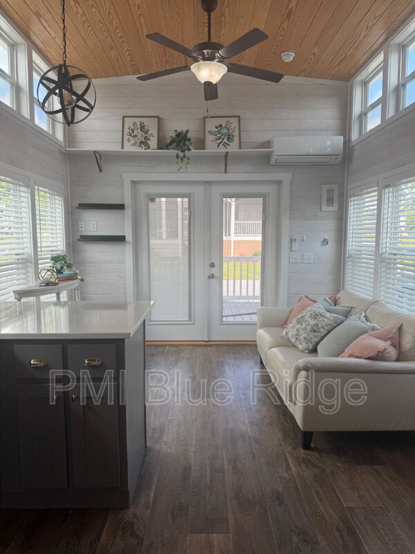 Building Photo - 57 Breezy Mdw Ln