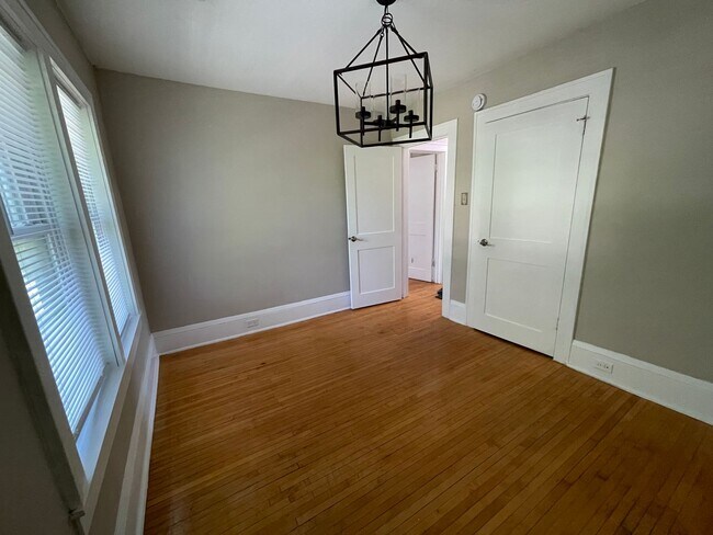 Building Photo - Immediate Move In or Nov 1st Beautiful 3 B...