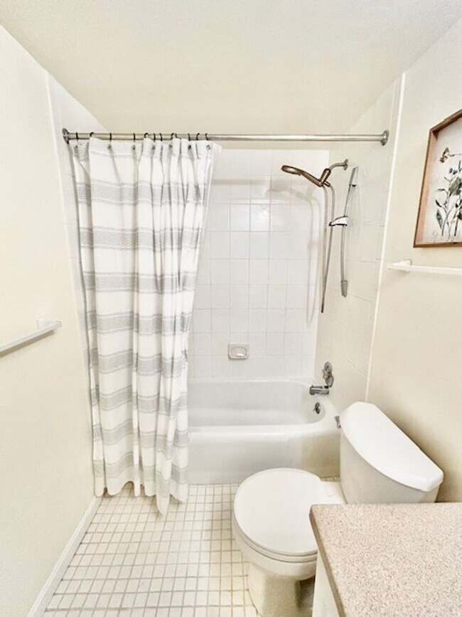 Building Photo - Convenient, beautiful, fully furnished and...
