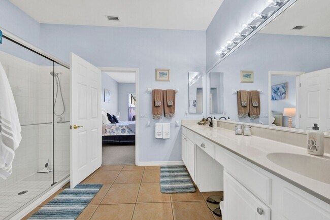 Building Photo - Rarely available Pool villa in Colonial Country Club!