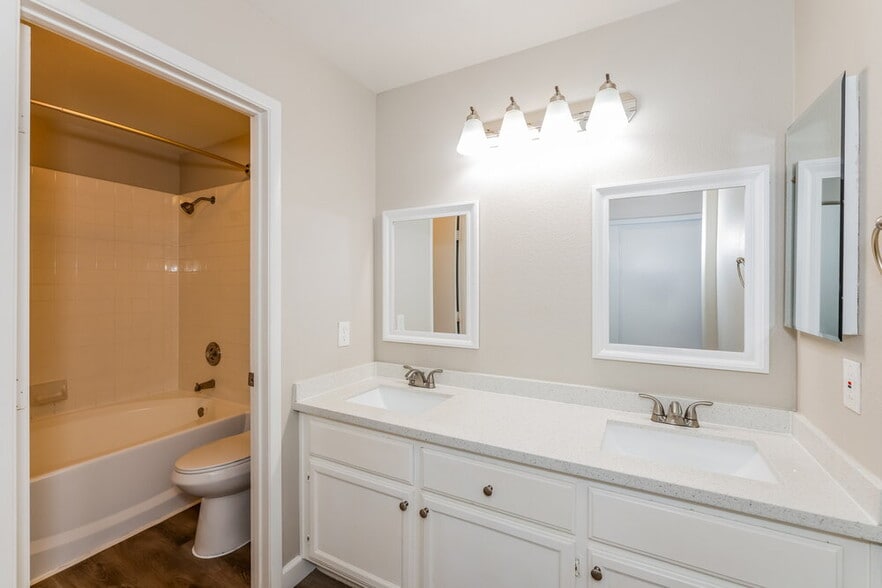 Building Photo - 2385 Cliffwood Dr