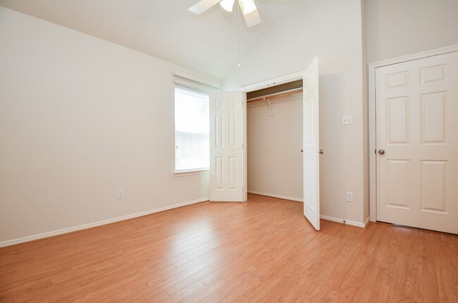 Building Photo - 6206 Fawnlake Dr