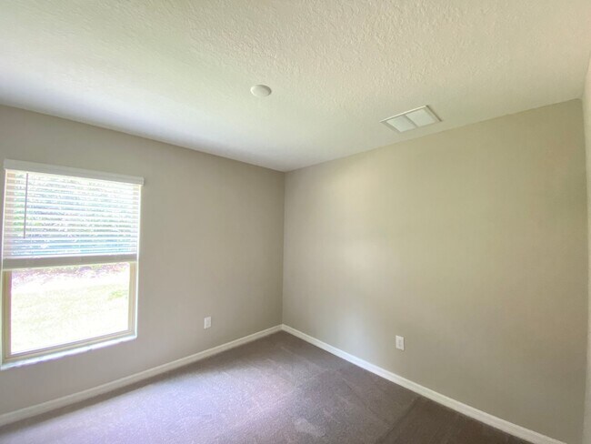 Building Photo - SW location 4/2/2 **WON'T LAST**