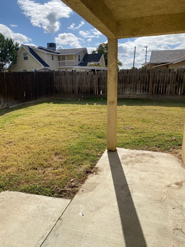 Building Photo - 2 bedroom 1 bath in Northwest Hanford, rea...