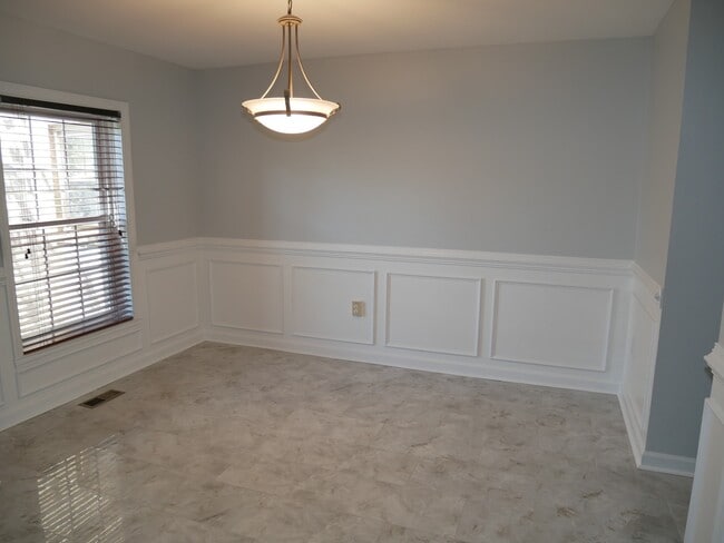Building Photo - 4 Bedroom 3.5 Bath Corner Unit Townhouse o...