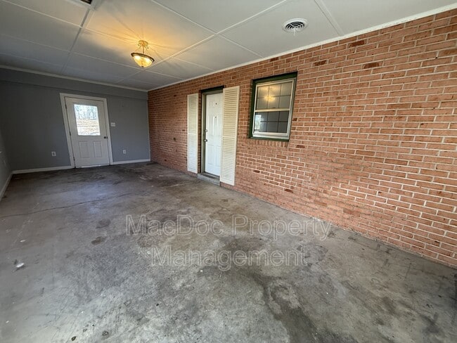 Building Photo - 727 Chalklevel Rd