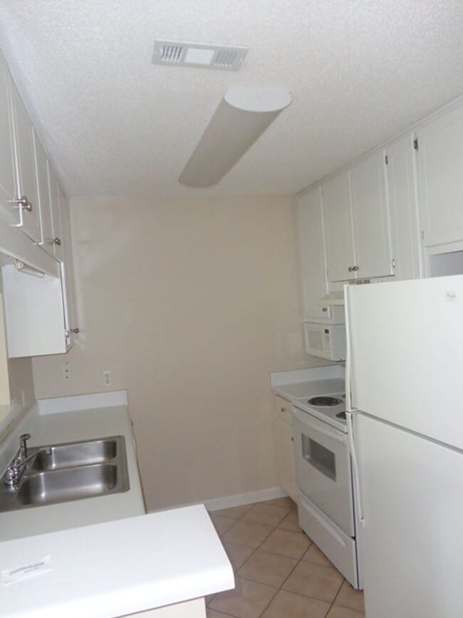 Building Photo - 137 Commons Dr