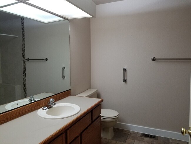 Building Photo - LAKE OSWEGO 2/2 READY FOR IMMEDIATE MOVE IN!  AC!