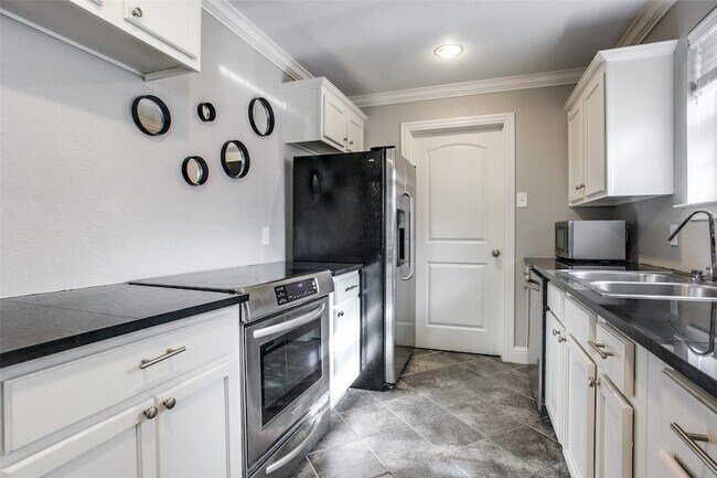 Building Photo - 2906 Sharpview Ln