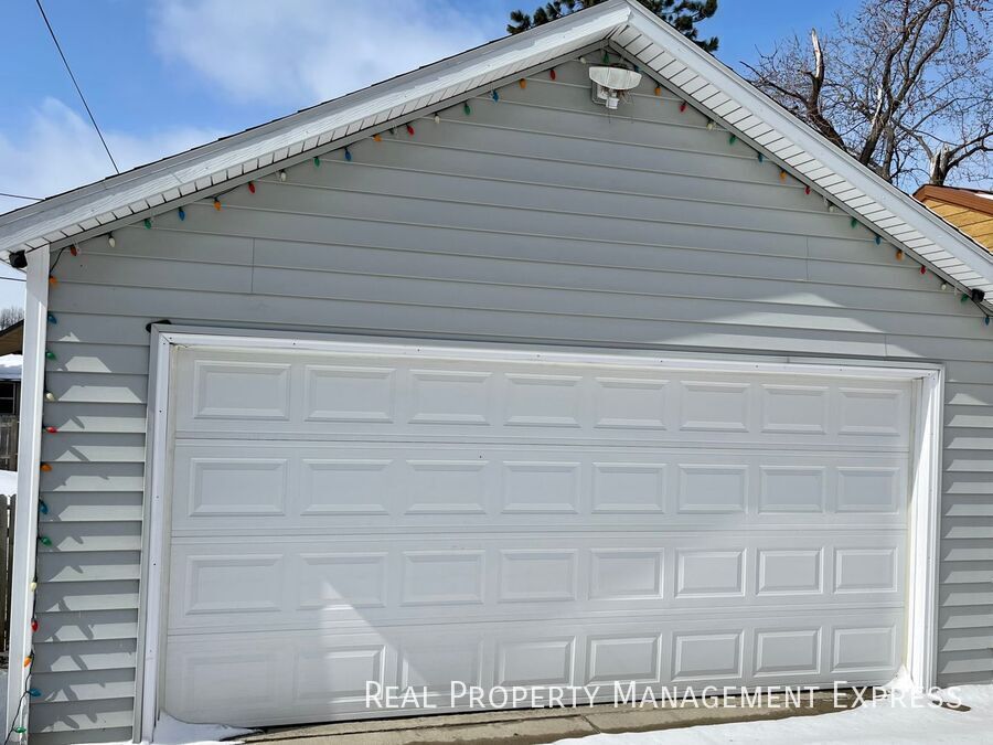 Building Photo - 115 S Grange Ave