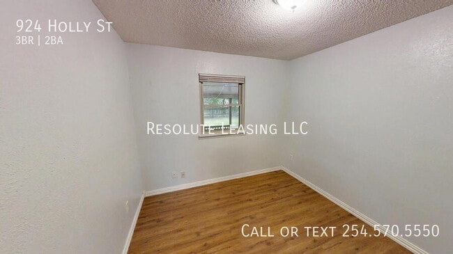 Building Photo - 924 Holly St