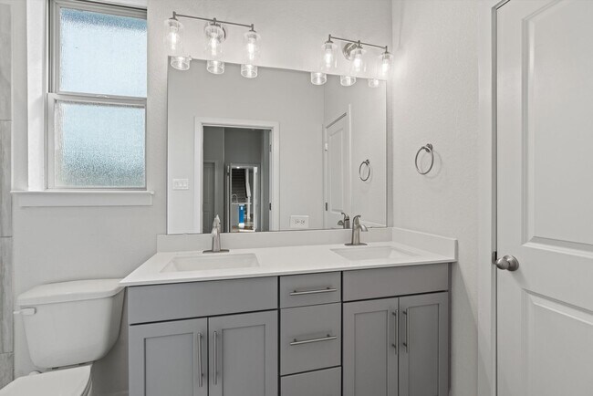 Building Photo - Spacious 3 Bedroom Townhome in Gated Community