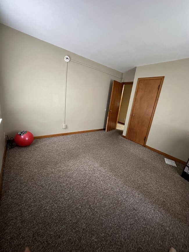 Building Photo - One Bedroom One Bath Unit in Triplex near Downtown and UWEC!