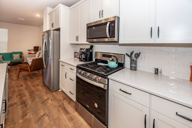 Building Photo - 4 Bedroom, 3.5 Bathroom Townhome in The Marshes at Cooper River - Charleston