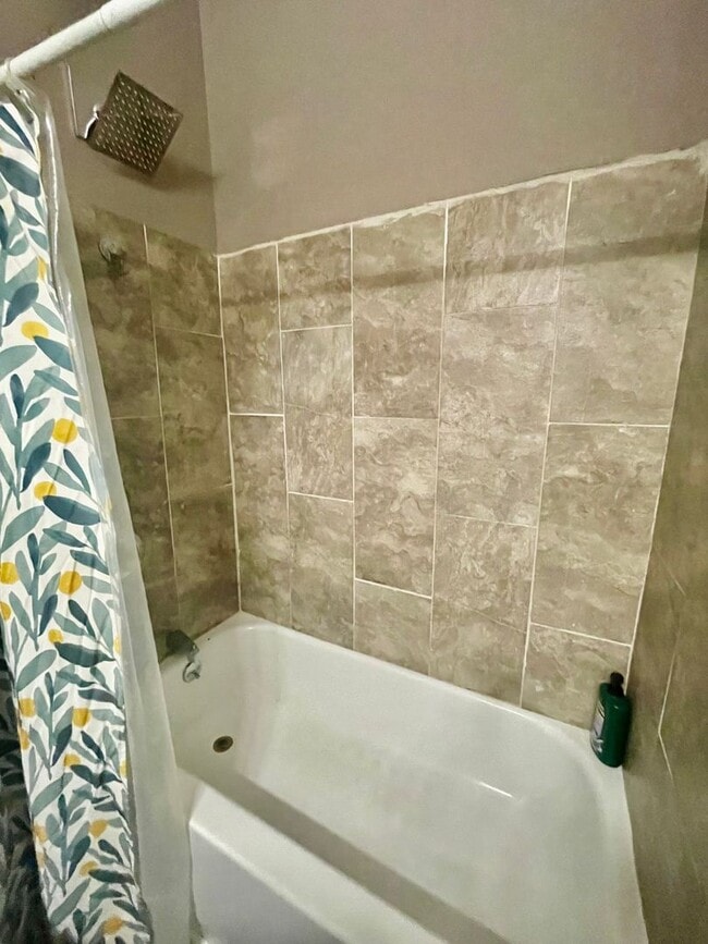 Building Photo - Welcome to this charming 3-bedroom, 1-bath...