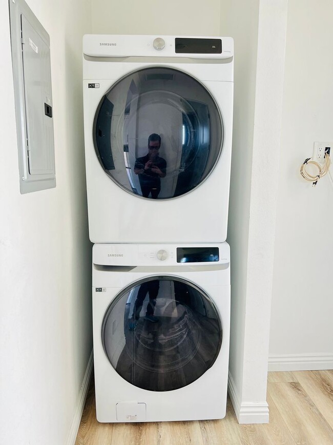 Building Photo - Private 2 bedroom, 1 bath back unit
