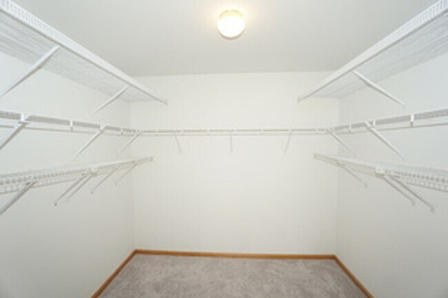 Building Photo - Beautiful 3 bedroom 2.5 Bathroom townhome