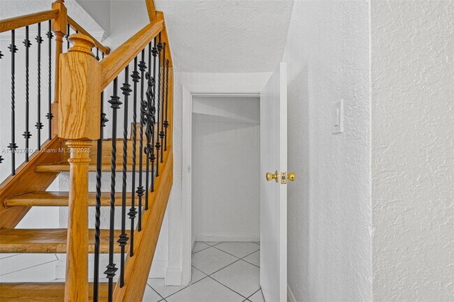 Building Photo - 8650 SW 67th Ave