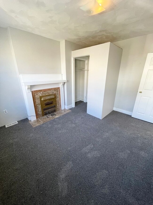 Building Photo - Newly Remodeled 3 Bedroom, 1.5 Bathroom in Brentwood- Basement Bar and Central Air!!