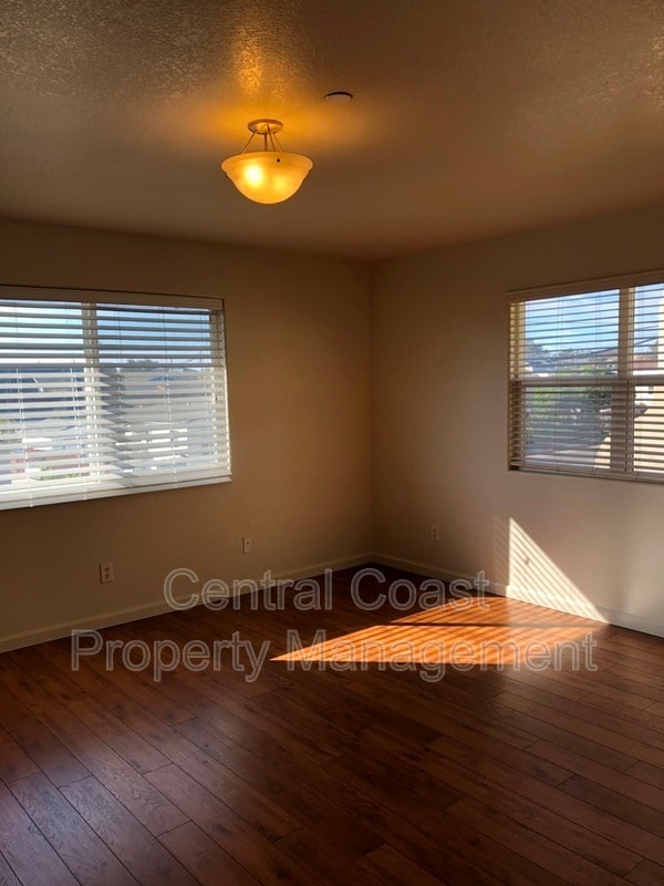 Building Photo - 10 Carmel Cir