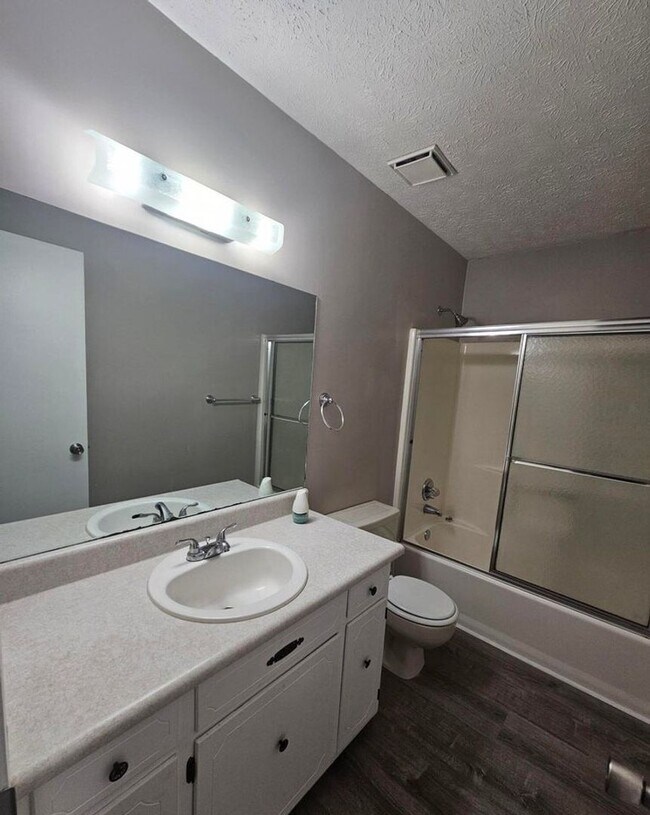 Building Photo - Adorable move-in ready home 3 bedroom 2 bath