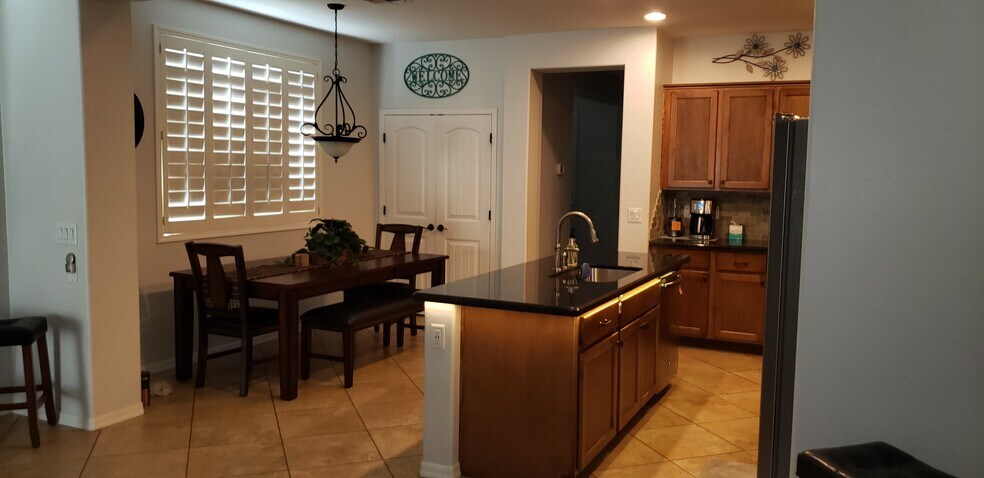 Dining area & kitchen - 280 E Indigo Dr