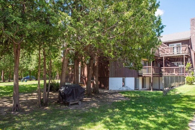 Building Photo - Renovated 1br in Country Setting with Priv...