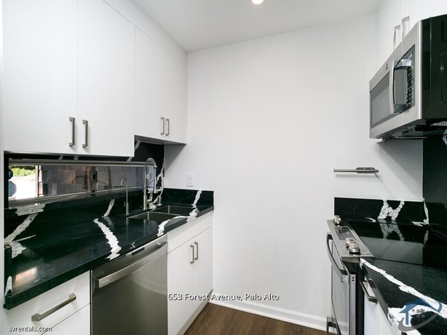 Building Photo - 653 Forest Ave