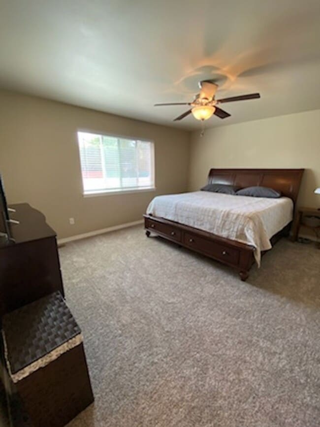 Building Photo - Sunny and spacious 3 bed, 2.5 bath house with living and family room, with huge back yard!