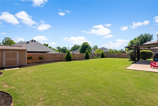 Building Photo - 3802 NE Oaktrace Ave