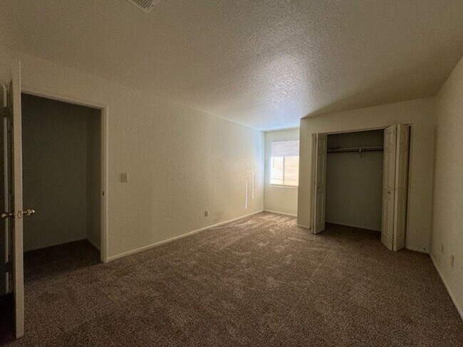 Building Photo - 2BR Condo w/Marina and Dock-Gated Waterfro...