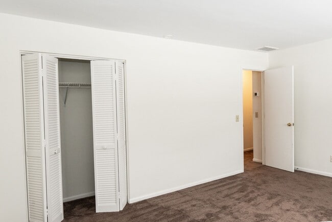 Building Photo - Spacious Two Bedroom Townhome