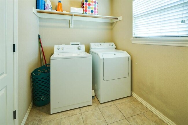 Building Photo - 4143 W Spring House Dr