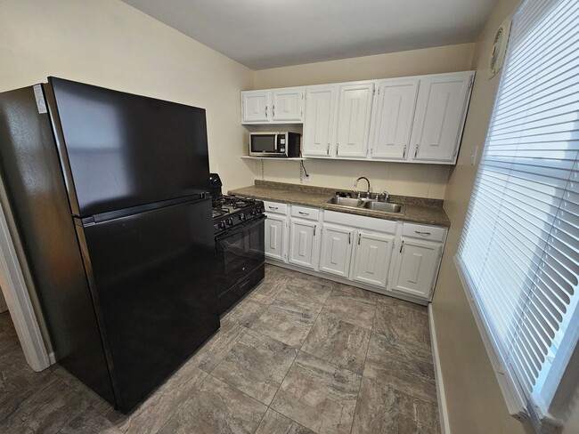 Building Photo - Newly renovated 2 bed, 1 bath. South side ...