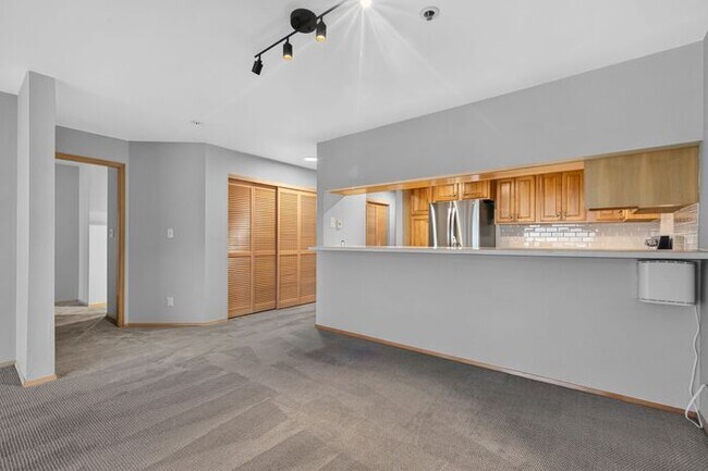 Building Photo - Enormous Waterfront Alki Condo w/ Stunning Views