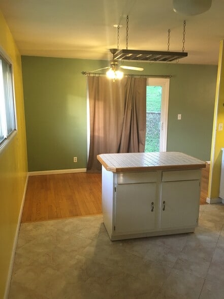 Dining area - 463 Lawnview Cir