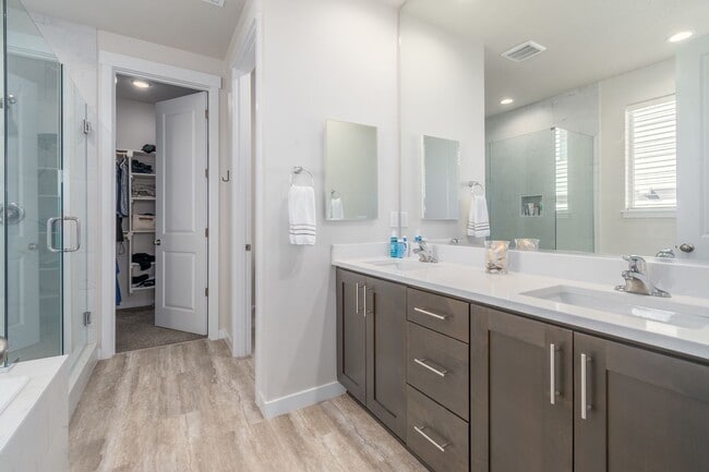Building Photo - Gorgeous Home with a view!! Available Now!!