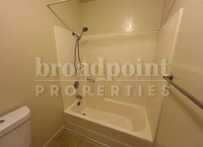 Building Photo - 2148 Skyview Glen