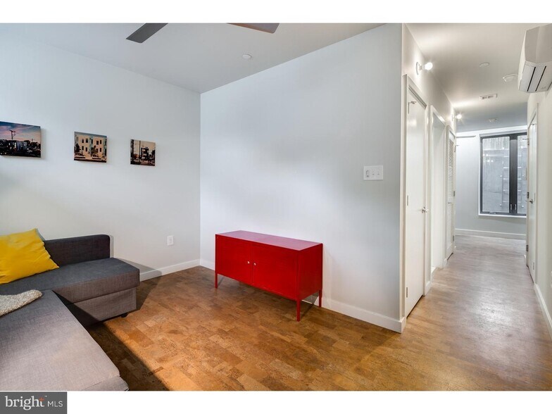 Building Photo - 1308 N Hope St