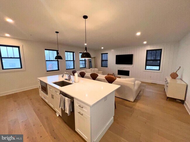 Building Photo - 986 Henry Ave