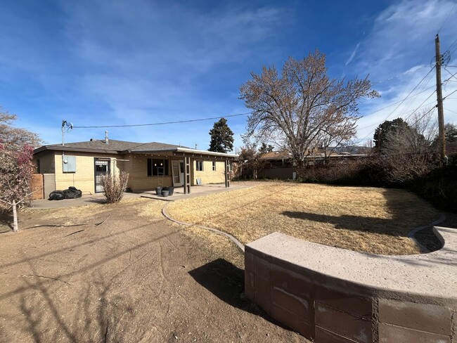 Building Photo - Cute 3 Bedroom 2 Bathroom Home In The Desi...