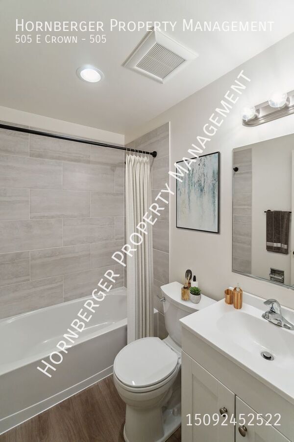 Building Photo - Newly Remodeled 2 Bed 1 Bath Duplex on Spo...