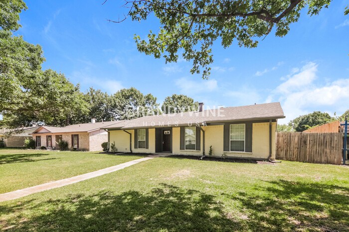 Building Photo - 1821 Whiteoak Dr