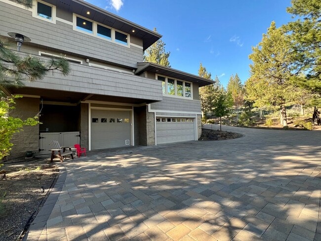 Building Photo - 4 Bedroom Home in Awbrey Butte Neighborhood – Unfurnished, Short Lease