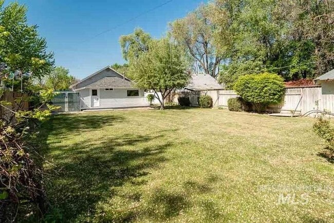 Building Photo - Charming 2 Bed, 1 Bath Single-Family Home with Large Backyard & RV Hookups!