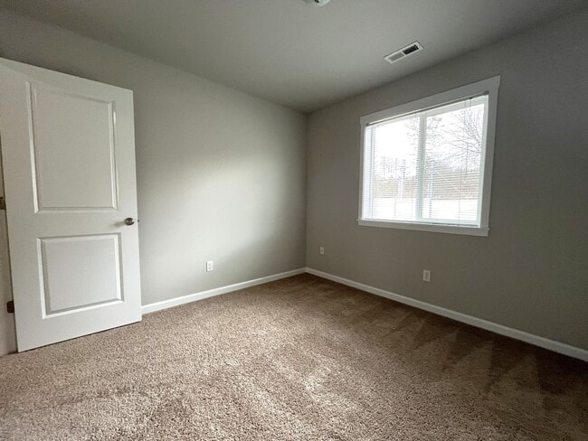 Building Photo - Well-Appointed 4BR/2.5BA Home with Spacious Living Areas & Modern Kitchen