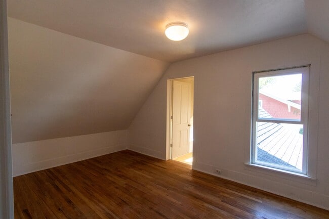 Building Photo - 802 S 10th St