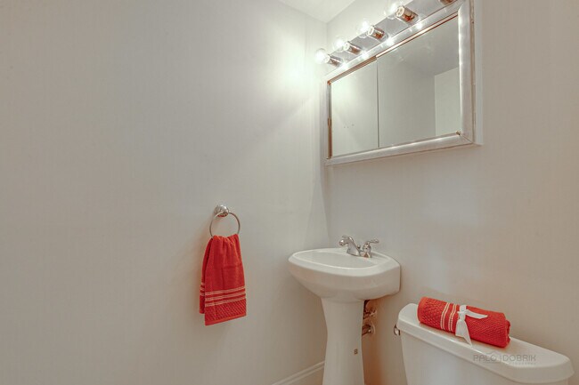 Building Photo - 370 Madison Ave